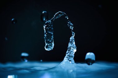 Kaynayan su süreci, nemlendiriciden fışkıran bir su akıntısı ya da yakınlaştırılmış bir dağıtıcı..