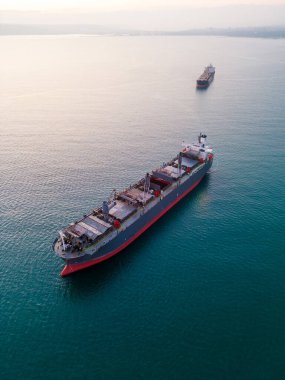 Denizde büyük bir kargo gemisi ahşap parçaları taşıyıcısı, hava manzaralı..