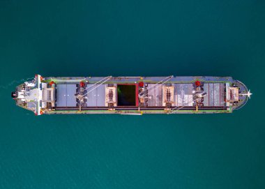 Denizde büyük bir kargo gemisi ahşap parçaları taşıyıcısı, hava manzaralı..