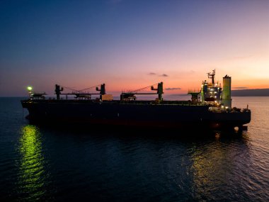 Denizde büyük bir kargo gemisi ahşap parçaları taşıyıcısı, hava manzaralı..