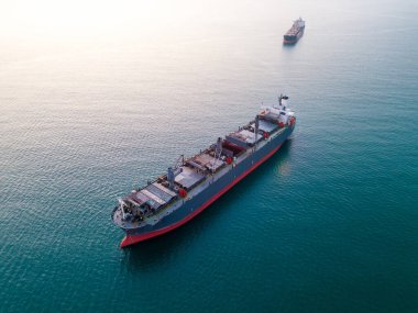 Denizde büyük bir kargo gemisi ahşap parçaları taşıyıcısı, hava manzaralı..