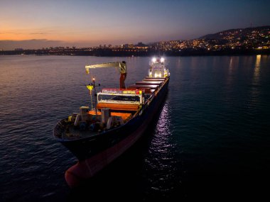 Geceleri denizde hava manzaralı kargo gemisi..