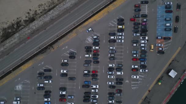 Ların Hava Görüntüsü Arabalarla Dolu Bir Otoparkı Gösteriyor Renkli Noktalar — Stok video