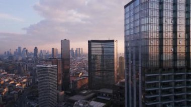 İstanbullar cam ve beton gökdelenler, ofisler, oteller ve yerleşim yerleri. Hava aracı görünümü.