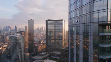 İstanbullar cam ve beton gökdelenler, ofisler, oteller ve yerleşim yerleri. Hava aracı görünümü.