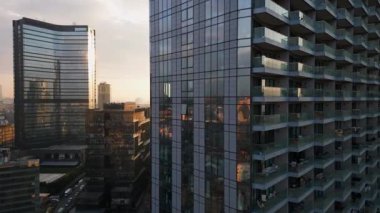 İstanbullar cam ve beton gökdelenler, ofisler, oteller ve yerleşim yerleri. Hava aracı görünümü.