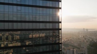 İstanbullar cam ve beton gökdelenler, ofisler, oteller ve yerleşim yerleri. Hava aracı görünümü.