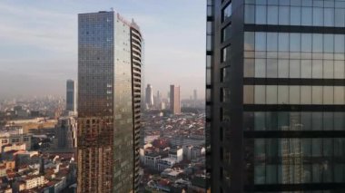 İstanbullar cam ve beton gökdelenler, ofisler, oteller ve yerleşim yerleri. Hava aracı görünümü.