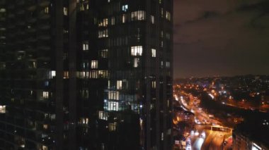 İstanbullar cam ve beton gökdelenler, ofisler, oteller ve geceleri yerleşim yerleri. Hava aracı görünümü.