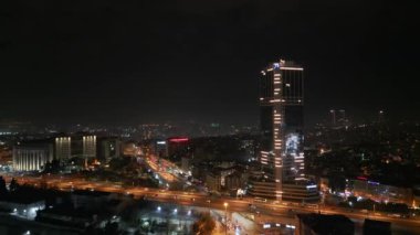 İstanbullar cam ve beton gökdelenler, ofisler, oteller ve geceleri yerleşim yerleri. Hava aracı görünümü.