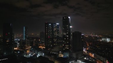 İstanbullar cam ve beton gökdelenler, ofisler, oteller ve geceleri yerleşim yerleri. Hava aracı görünümü.