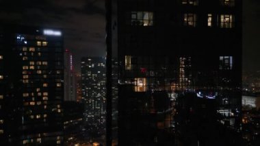 İstanbullar cam ve beton gökdelenler, ofisler, oteller ve geceleri yerleşim yerleri. Hava aracı görünümü.