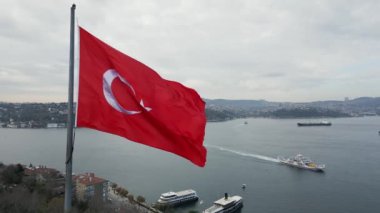 İstanbul 'un arka planında Türk bayrağı dalgalanıyor.