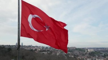 İstanbul 'un arka planında Türk bayrağı dalgalanıyor.