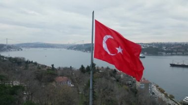 İstanbul 'un arka planında Türk bayrağı dalgalanıyor.