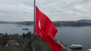 İstanbul 'un arka planında Türk bayrağı dalgalanıyor.