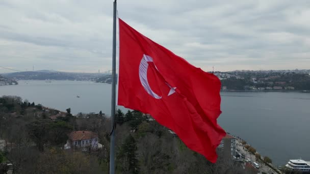 Turecká Vlajka Mávající Zblízka Pozadí Istanbulu — Stock video
