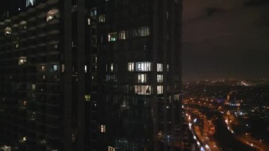 İstanbullar cam ve beton gökdelenler, ofisler, oteller ve geceleri yerleşim yerleri. Hava aracı görünümü.