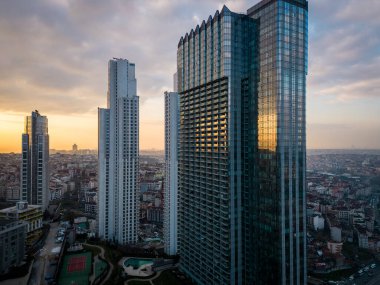 İstanbullar cam ve beton gökdelenler, ofisler, oteller ve yerleşim yerleri. Hava aracı görünümü.