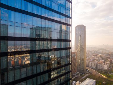 İstanbullar cam ve beton gökdelenler, ofisler, oteller ve yerleşim yerleri. Hava aracı görünümü.