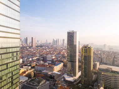 İstanbullar cam ve beton gökdelenler, ofisler, oteller ve yerleşim yerleri. Hava aracı görünümü.