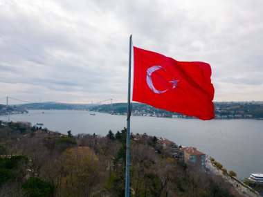 İstanbul 'un arka planında Türk bayrağı dalgalanıyor.