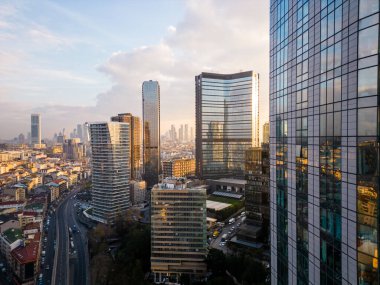 İstanbullar cam ve beton gökdelenler, ofisler, oteller ve yerleşim yerleri. Hava aracı görünümü.