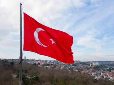 İstanbul 'un arka planında Türk bayrağı dalgalanıyor.
