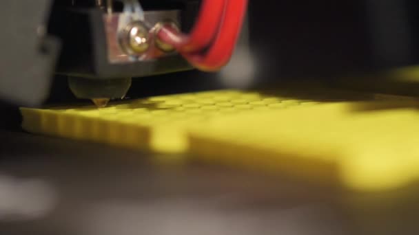 Impressora Imprimindo Uma Peça Feita Plástico Amarelo Vista Close — Vídeo de Stock