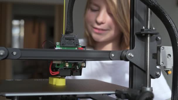 一个10岁的男孩非常关注3D打印过程 — 图库视频影像