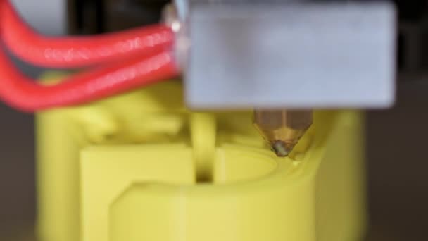 黄色のプラスチック製の3Dプリンター印刷 クローズアップビュー — ストック動画