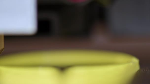 黄色のプラスチック製の3Dプリンター印刷 クローズアップビュー — ストック動画
