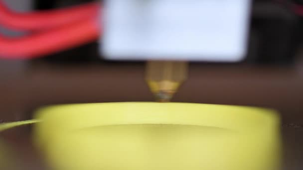 Impresora Imprimiendo Una Pieza Plástico Amarillo Vista Cerca — Vídeos de Stock