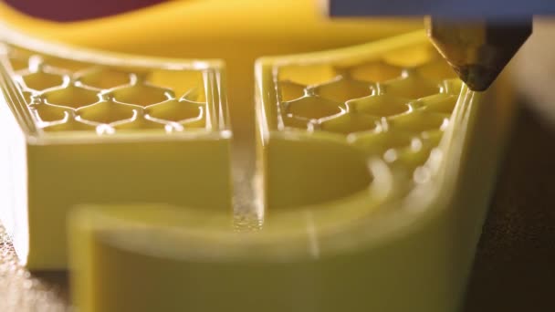3D打印机打印的部分由黄色塑料制成 特写视图 — 图库视频影像