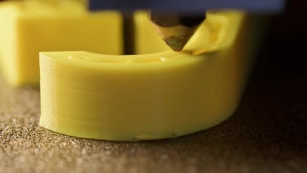 Drucker Druckt Ein Teil Aus Gelbem Kunststoff Nahaufnahme — Stockvideo
