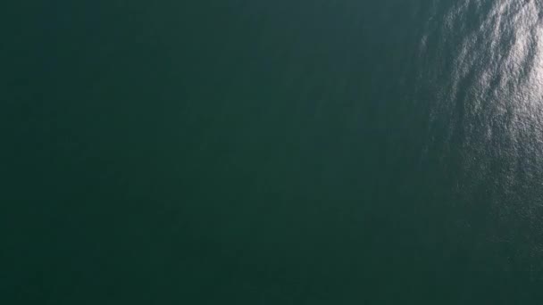 Tiro Aéreo Capturando Superfície Tranquila Imaculada Mar Sob Luz Suave — Vídeo de Stock