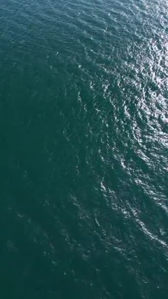 Tepeden Çekilen Çekim Yumuşak Işığın Altında Denizin Sakin Lekesiz Yüzeyini — Stok video