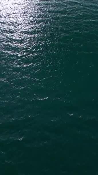 Над Головой Съемки Захвата Спокойной Безупречной Поверхности Моря Мягким Светом — стоковое видео