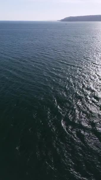 柔らかい光の下で海の静かで問題のない表面を捉えるオーバーヘッドショット — ストック動画