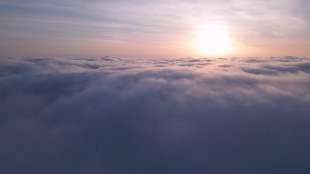 Gouden Zonsopgang Verlicht Een Uitgestrekte Zee Van Wolken Een Rustige — Stockvideo
