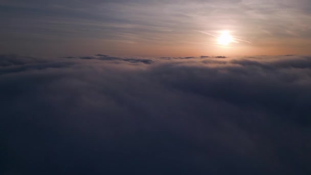 Gouden Zonsopgang Verlicht Een Uitgestrekte Zee Van Wolken Een Rustige — Stockvideo