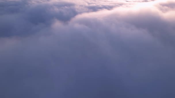 Gouden Zonlicht Filtert Door Pluizige Wolken Gezien Vanuit Een Vliegtuig — Stockvideo