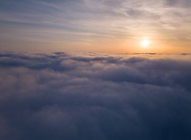 Altın gün doğumu, sakin bir sabahta engin bir bulut denizini aydınlatır..