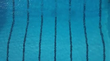 Mavi suyla dolu bir yüzme havuzu ve hiçbir insan ya da aktivite yok..