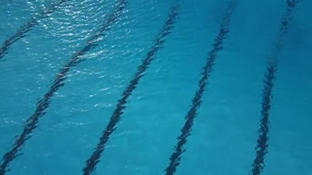 Ein Schwimmbad Mit Blauem Wasser Gefüllt Und Völlig Leer Von — Stockvideo