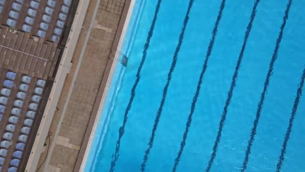 Ein Schwimmbad Mit Blauem Wasser Gefüllt Und Völlig Leer Von — Stockvideo