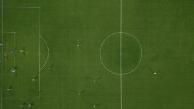 Futbol oyuncularının koşuşunu, geçişini ve sahada kuş bakışı atışını izleyin..
