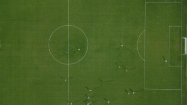 Oyuncuların futbol sahasında kuş bakışı yarışmalarını izleyin..
