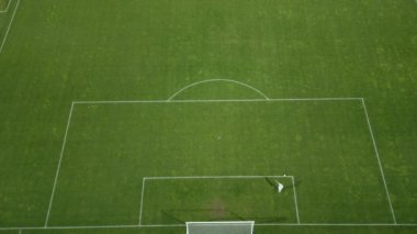 Bir futbol sahasının havadan görünüşünü bir amaç ile izleyin, sahanın düzenini ve işaretlerini gösterin.