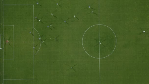Наблюдайте Игроками Действии Футбольном Поле Сверху Опыт Игры Другой Точки — стоковое видео